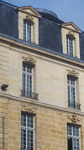 Vue rapprochée sur divers éléments d'architecture urbaine, dans le centre-ville de Bordeaux