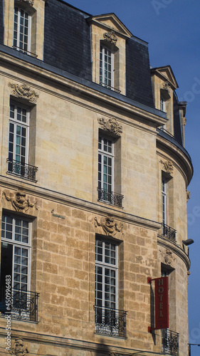Vue rapprochée sur divers éléments d'architecture urbaine, dans le centre-ville de Bordeaux