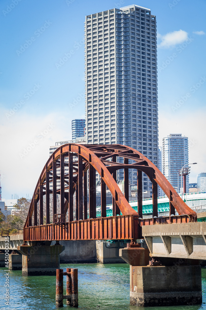 Obraz premium 高層ビルと鉄橋