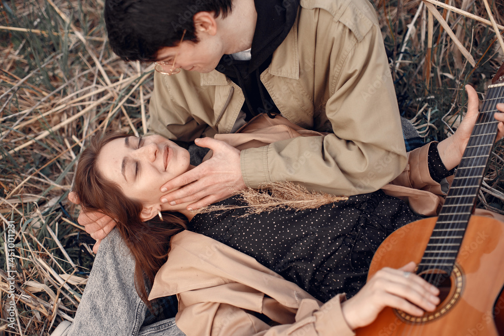 Obraz premium Beautiful couple spend time in a autumn field