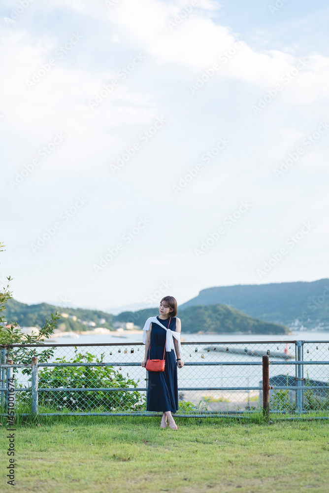 公園を散策する女性 公園を散策する女性