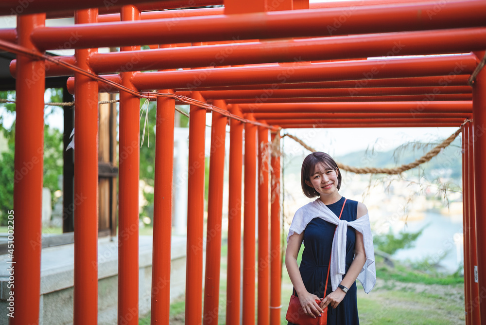 神社の鳥居と女性