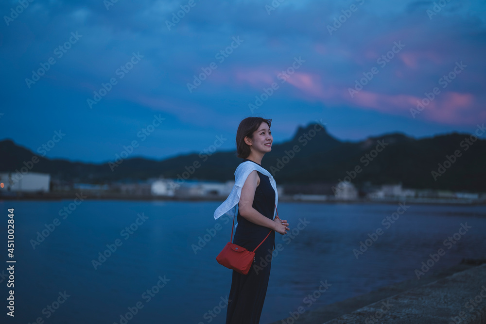 夕暮れの海の女性 夕暮れの海の女性
