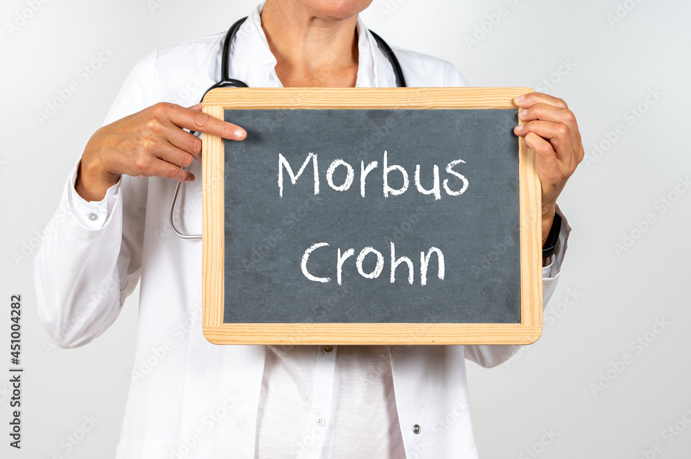 Ärztin mit einer Tafel auf der Morbus Crohn steht Ärztin mit einer Tafel auf der Morbus Crohn steht
