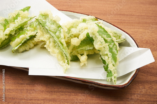 四角豆の天ぷら（うりずん）を白背景で