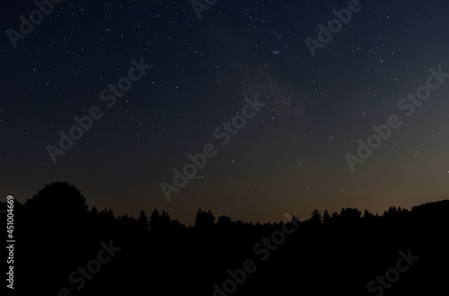 Waldsilouette mit Sternenhimmel bei Nacht