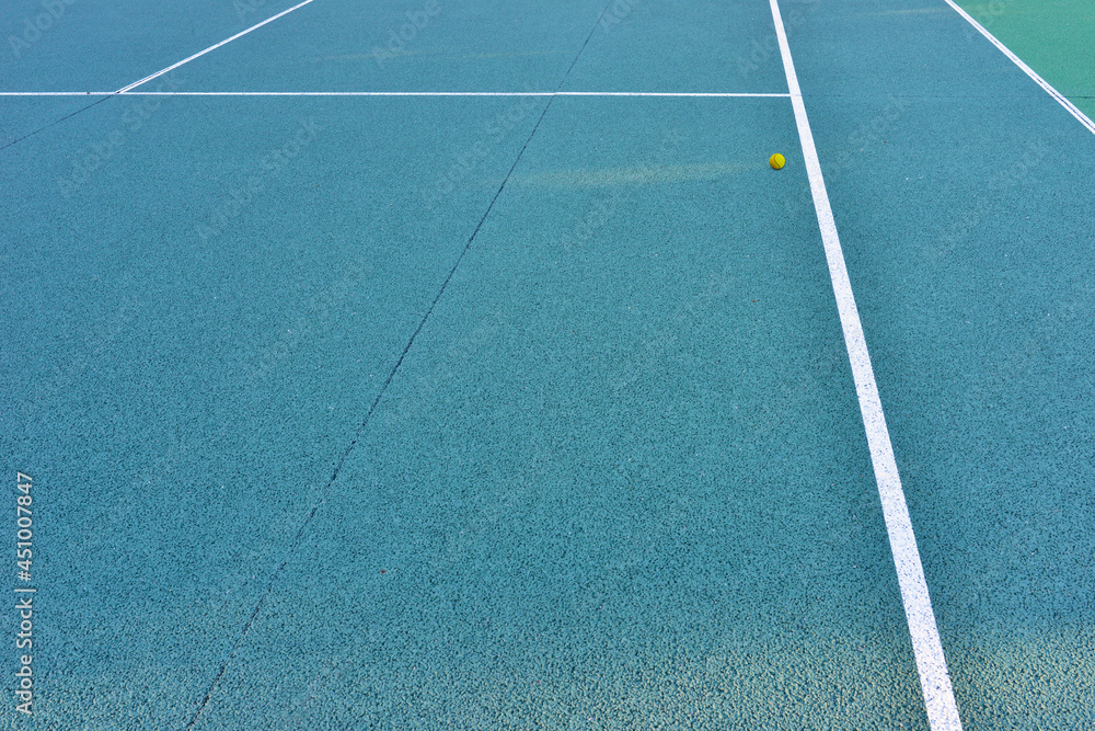 Terrain de tennis en Quick bleu et sa balle jaune égarée Stock Photo |  Adobe Stock
