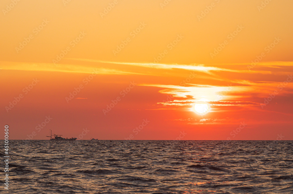 夏の日本海に沈む美しい夕陽