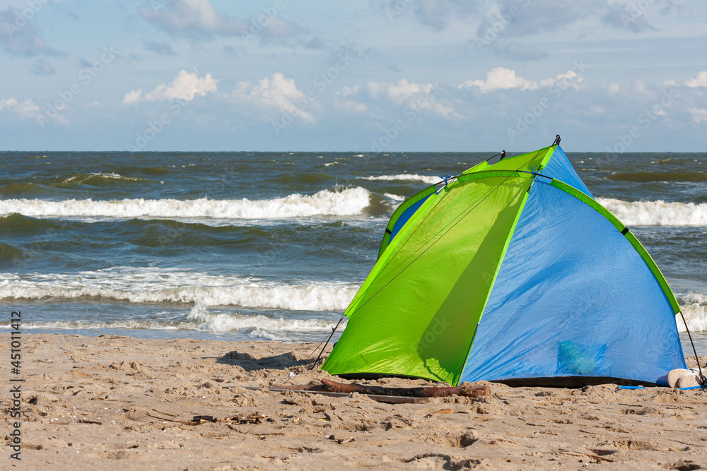 Namiot plażowy i Bałtyk