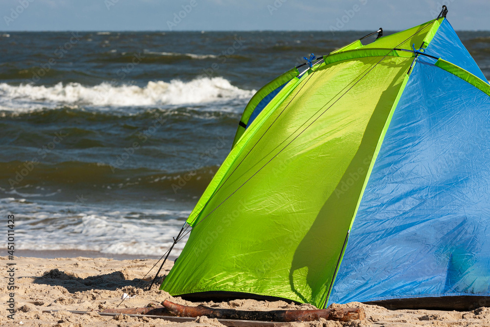 Namiot plażowy i Bałtyk