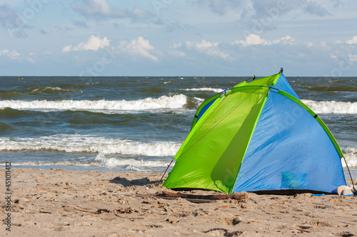 Obraz na płótnie Namiot plażowy i Bałtyk w salonie
