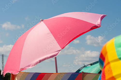 Obraz na płótnie Parasol na plaży w salonie