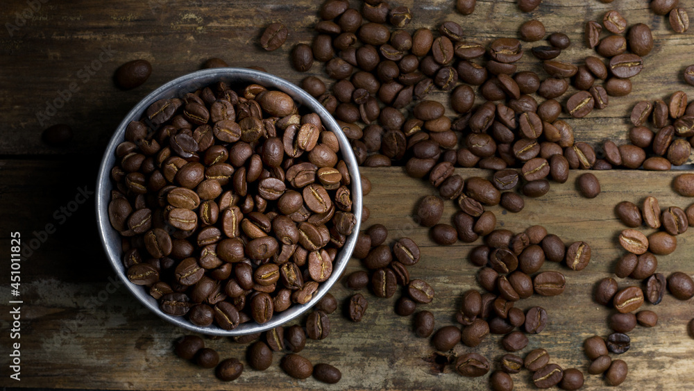 Fototapeta premium Images of coffee with elements such as coffee beans, coffee sets, and various backgrounds.