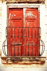 Keuken achterwand Rood Koloniaal raam in Camaguey Cuba  © TOimages