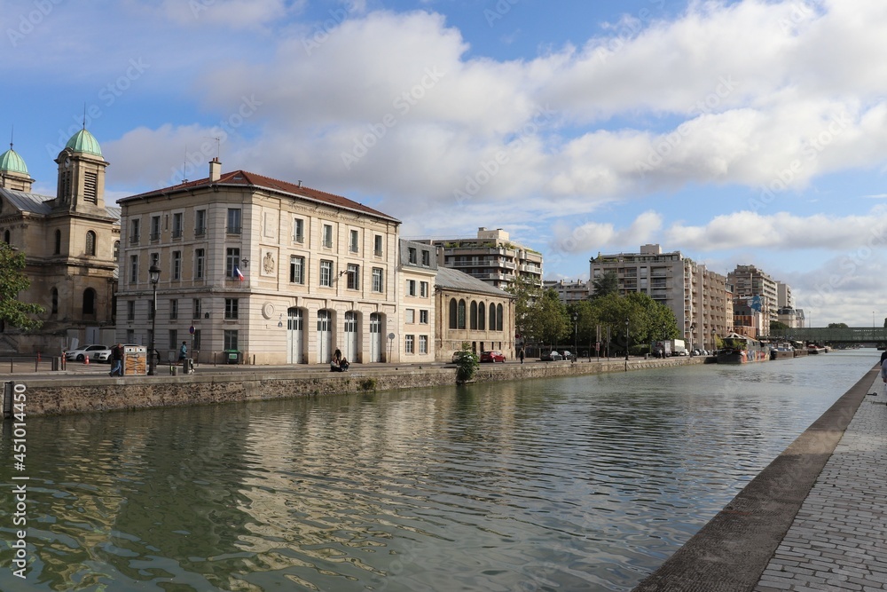 Le bassin de La Villette, qui fait partie des grands canaux parisiens, ville de Paris, France