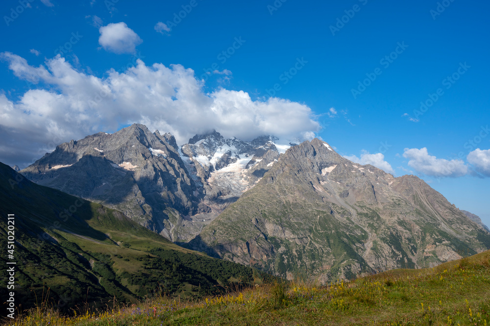 Paysage de montagne dans les Alpes françaises avec le massif de la Meije dans le Parc National des Ecrins dans l'Oisans en France en été