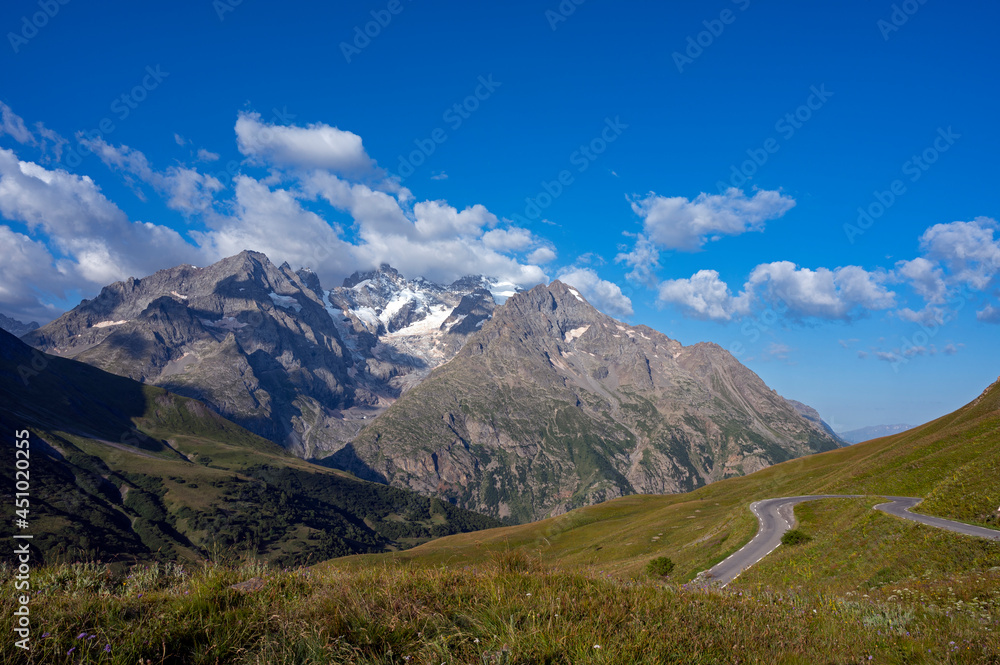 Paysage de montagne dans les Alpes françaises avec le massif de la Meije dans le Parc National des Ecrins dans l'Oisans en France en été