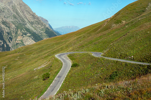 Route de montagne qui serpente dans les Alpes françaises dans le département des Hautes-Alpes autour du col du Lautaretautour du col du Lautaret