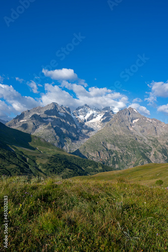 Paysage de montagne dans les Alpes fran  aises avec le massif de la Meije dans le Parc National des Ecrins dans l Oisans en France en   t  