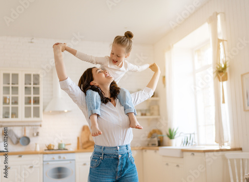 Εκτύπωση καμβά Mom and her daughter are playing