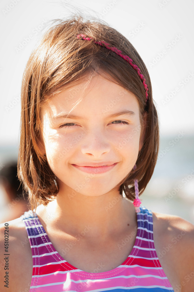 Uśmiechnięta dziewczynka  - obrazy, fototapety, plakaty 