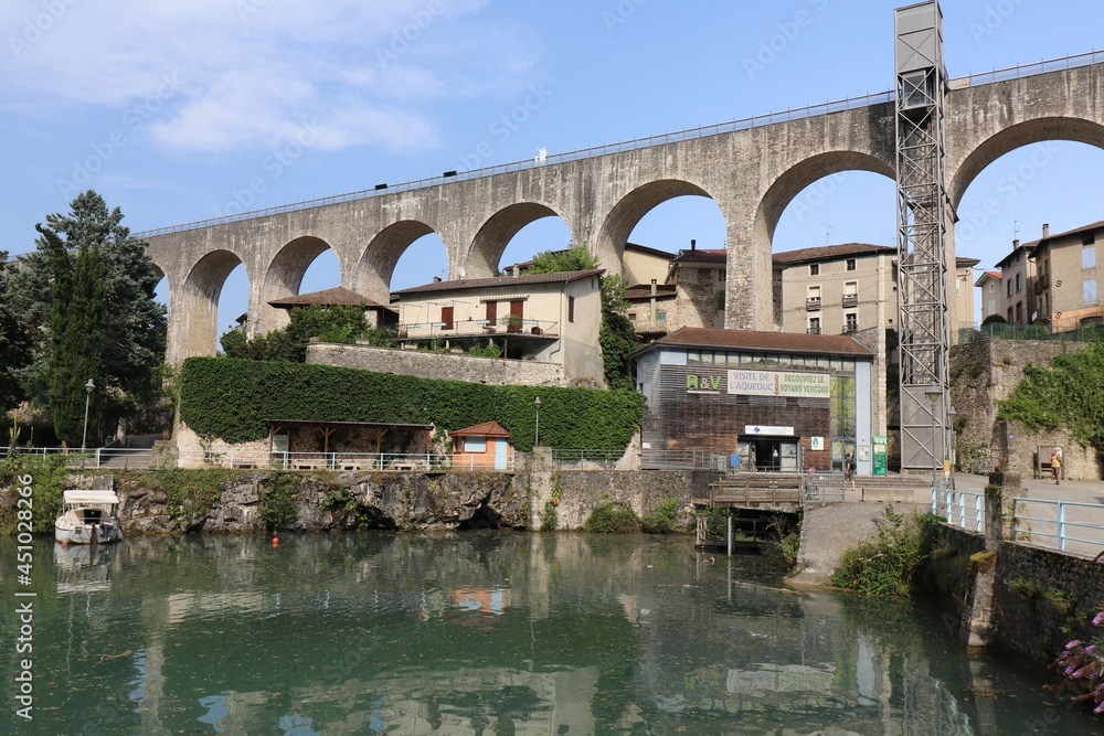 Fototapeta premium L'aqueduc de la Bourne et la riviere Bourne en premier plan, ville de Saint Nazaire en Royans, departement de la Drome, France