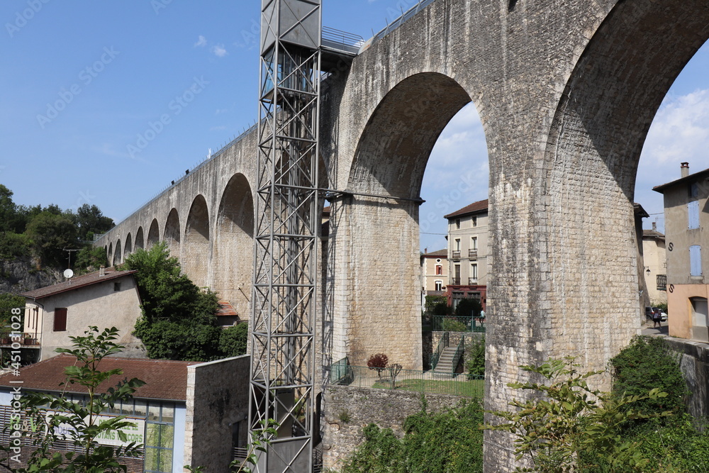 L'aqueduc de la Bourne, construit au 19eme siecle, haut de 35 metres et long de 235 metres , ville de Saint Nazaire en Royans, departement de la Drome, France