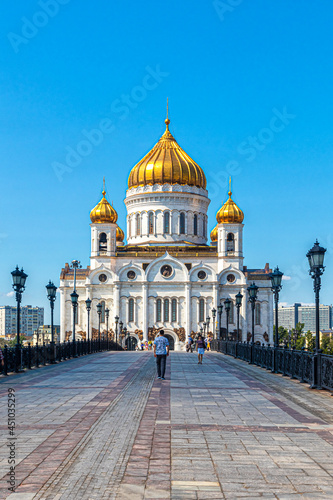 Road to the Cathedral of Christ the Savior © roundex