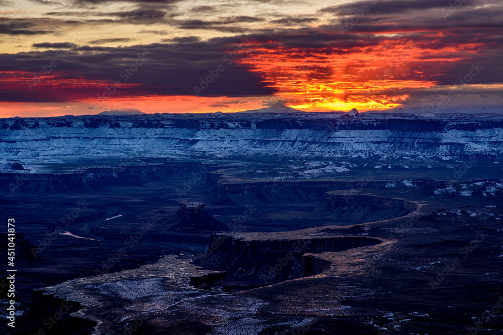 Obraz premium Dramatic sunset over Canyon Lands National Park in Utah
