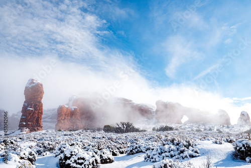 Photo Winter fog clearing at Arches National Park