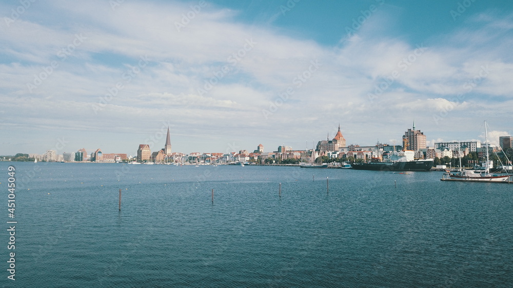 Stadthafen der Hansestadt Rostock mit Blick auf die Innenstadt und Warnow