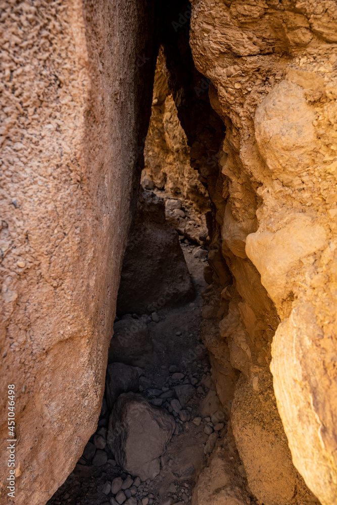 Obraz premium Narrow Slot Through Golden Canyon