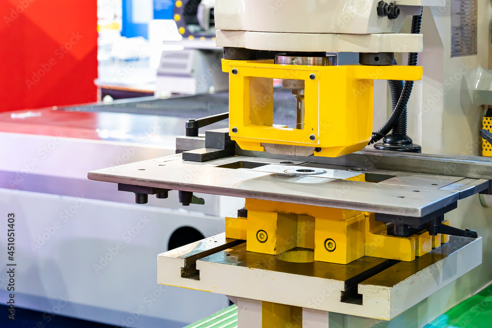 Close up punch and die of hydraulic punching and shearing machine for cutting hole sheet metal of manufacturing process in industrial Close up punch and die of hydraulic punching and shearing machine for cutting hole sheet metal of manufacturing process in industrial