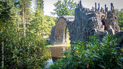 seitliche Ansicht der Rakotzbrücke mit steinernden Steinsäulen im Rhododendron Park Kromlau photo