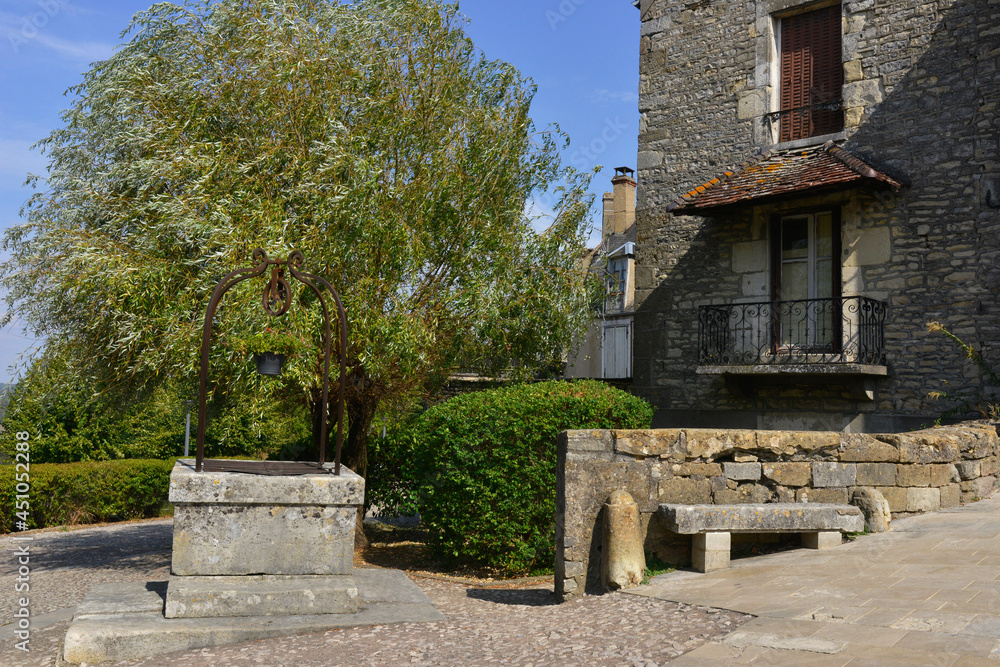 Le vieux puit, le vieux banc et la vieille maison à l'entrée de la rue Saint Étienne à Vézelay (89450), département de l'Yonne en région Bourgogne-Franche-Comté, France Le vieux puit, le vieux banc et la vieille maison à l'entrée de la rue Saint Étienne à Vézelay (89450), département de l'Yonne en région Bourgogne-Franche-Comté, France