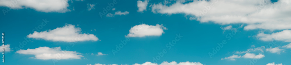 Obraz premium White clouds in the turquoise sky