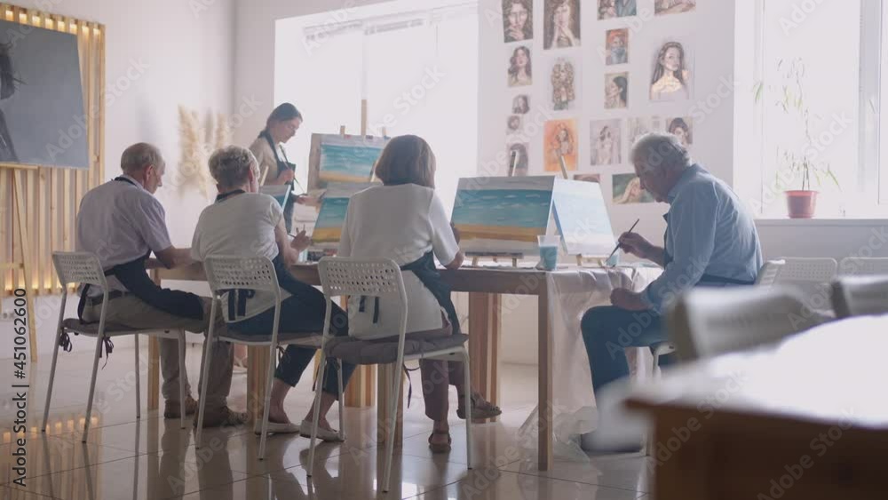 Elderly friends came to drawing courses Elderly friends came to drawing courses