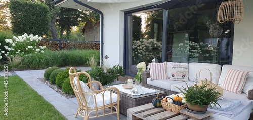 Komplet wypoczynkowy na tarasie w ogrodzie,  taras i nowoczesne  meble ogrodowe z rattanu z poduszkami