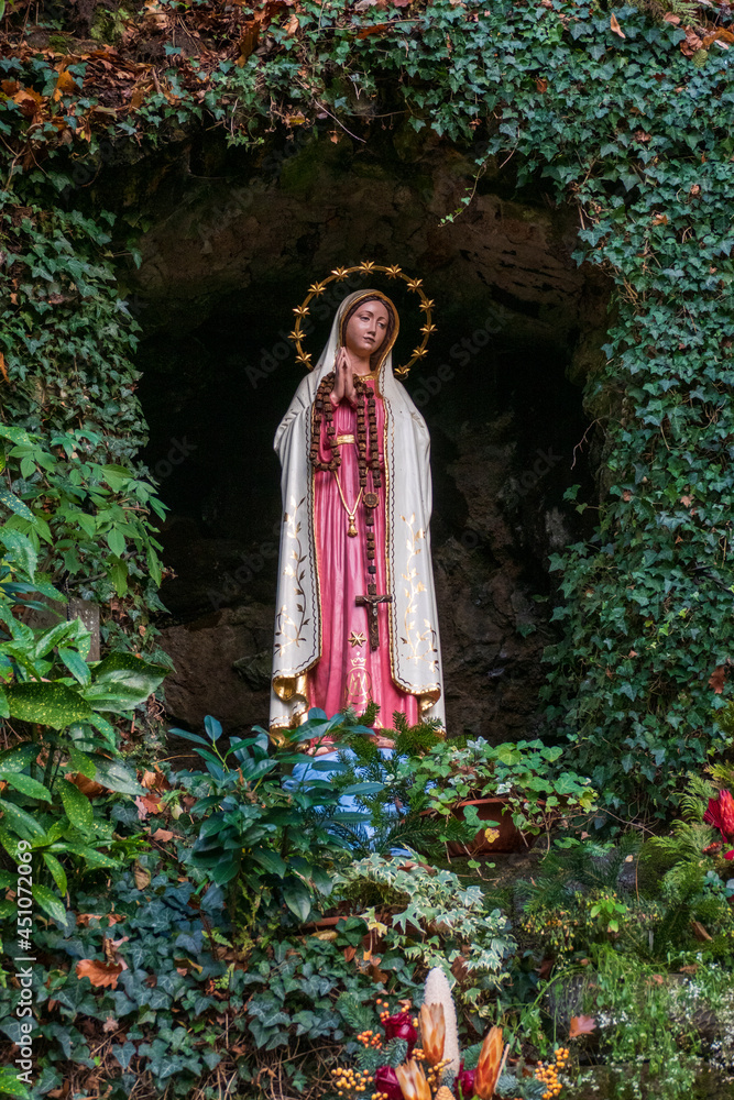 Mariengrotte in Sinzheim mit einer Statue der heiligen Maria, Mutter Gottes