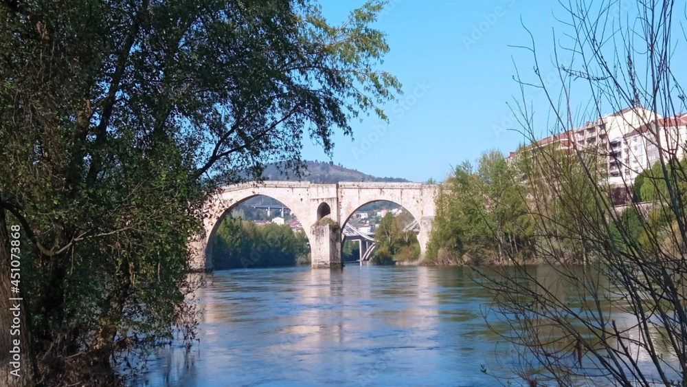 Puente romano de Ourense sobre el río Miño