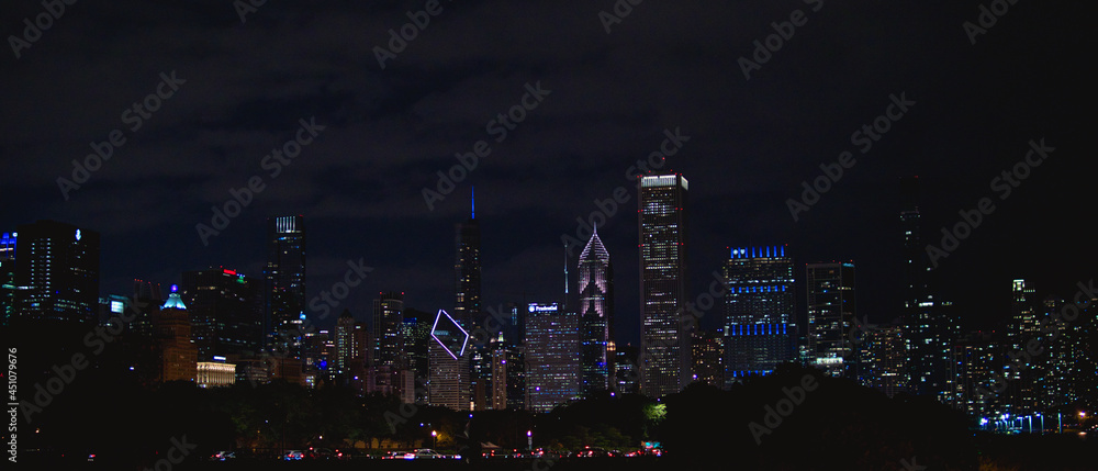 Fototapeta premium Late-night cityscape in Downtown Chicago, Illinois