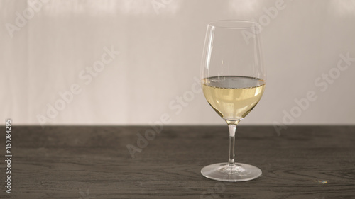 Bilde på lerret White whine in wine glass on oak table
