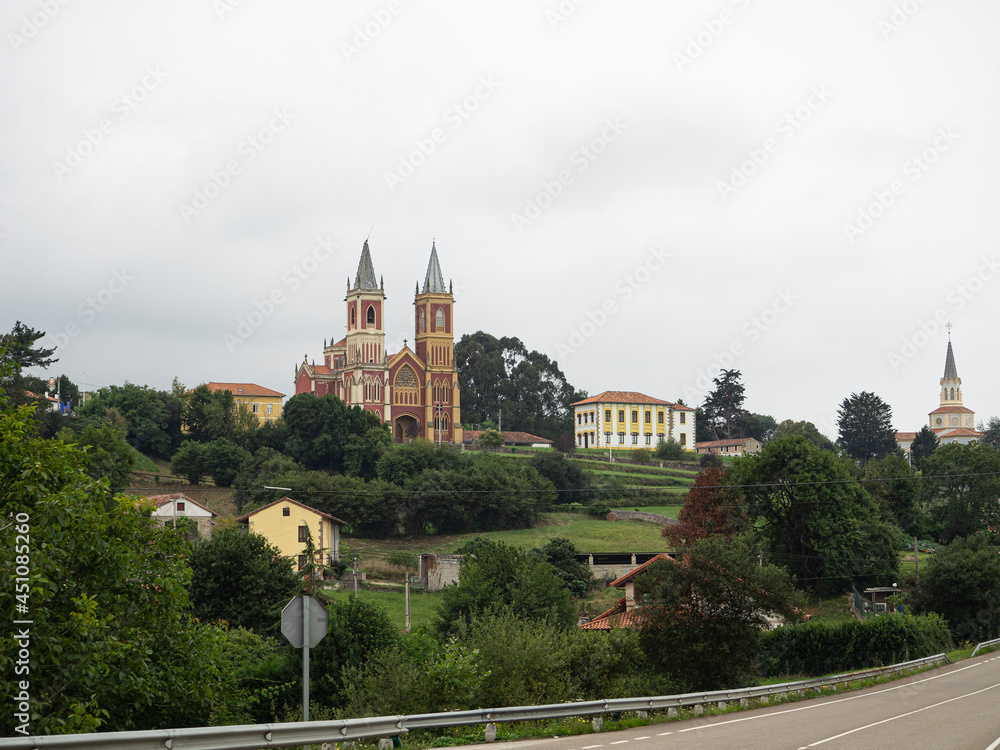 Vistas panorámicas de la Iglesia de San Pedro Advincula, en Cobreces, Cantabria, verano de 2020