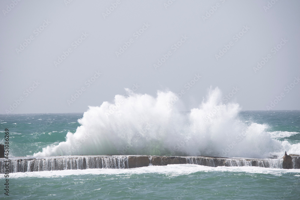 Obraz premium waves crashing on the rocks