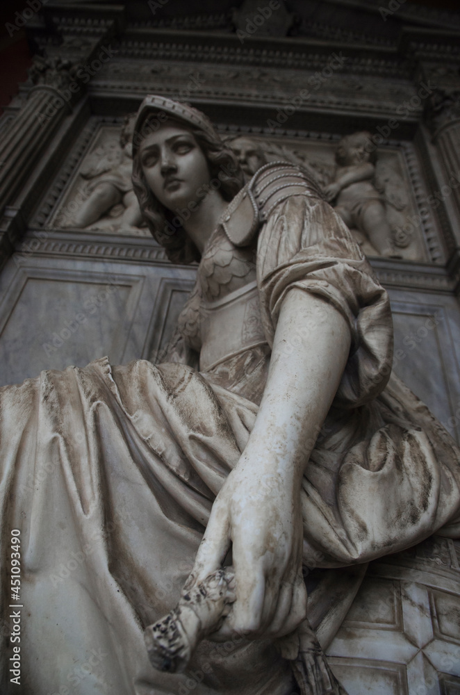 Obraz premium Magnificent Italian sculpture of a girl in armor in the city of Bologna