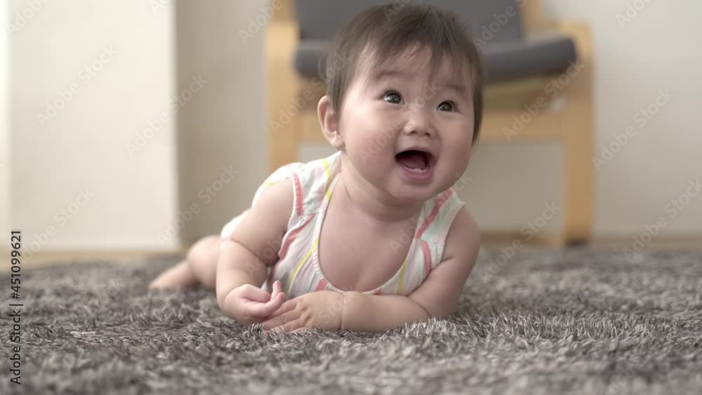 床をはいはいする赤ちゃん