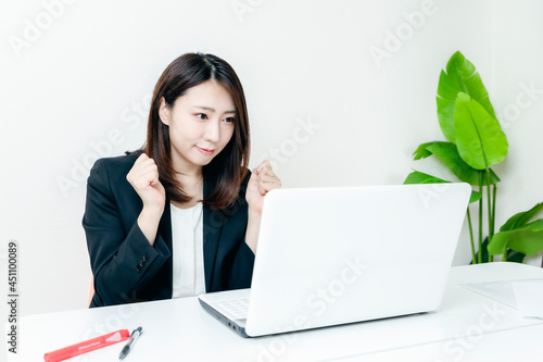 デスクワーク がんばる女性