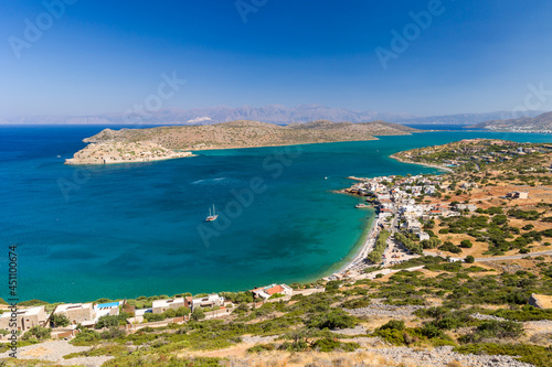 Fototapeta Naklejka Na Ścianę i Meble -  Small Greek coastal village with beach and clear blue sea (Plaka, Elounda, Crete)