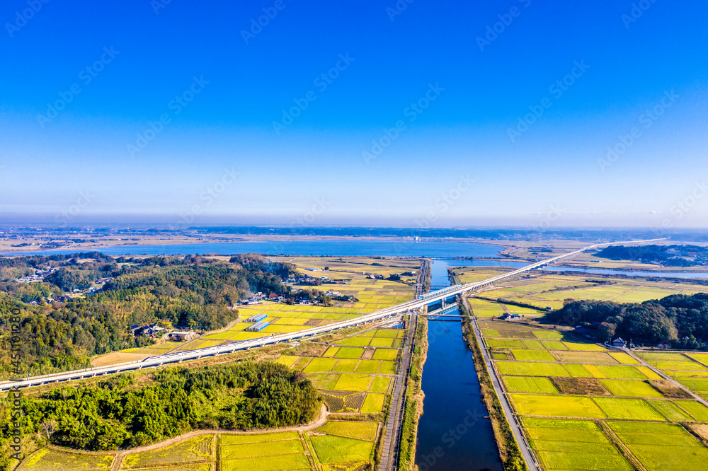 千葉県の印旛沼を渡る成田空港線と国道464号線を俯瞰撮影	