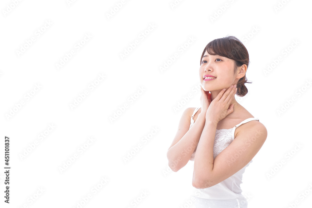 スキンケアをする若い女性 スキンケアをする若い女性